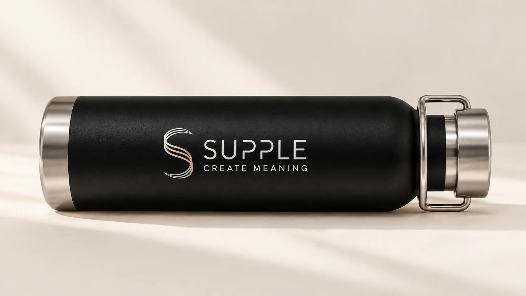 Botella negra personalizada con el logo de la marca Supple